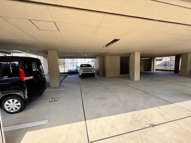 バルサ弥生の一階駐車場