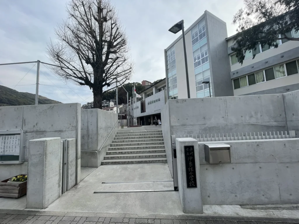 長崎市立伊良林小学校の外観
