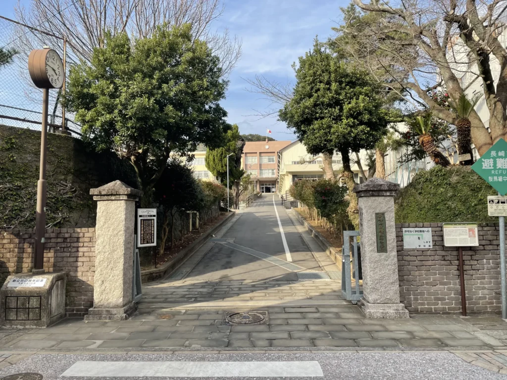 桜馬場中学校の校門
