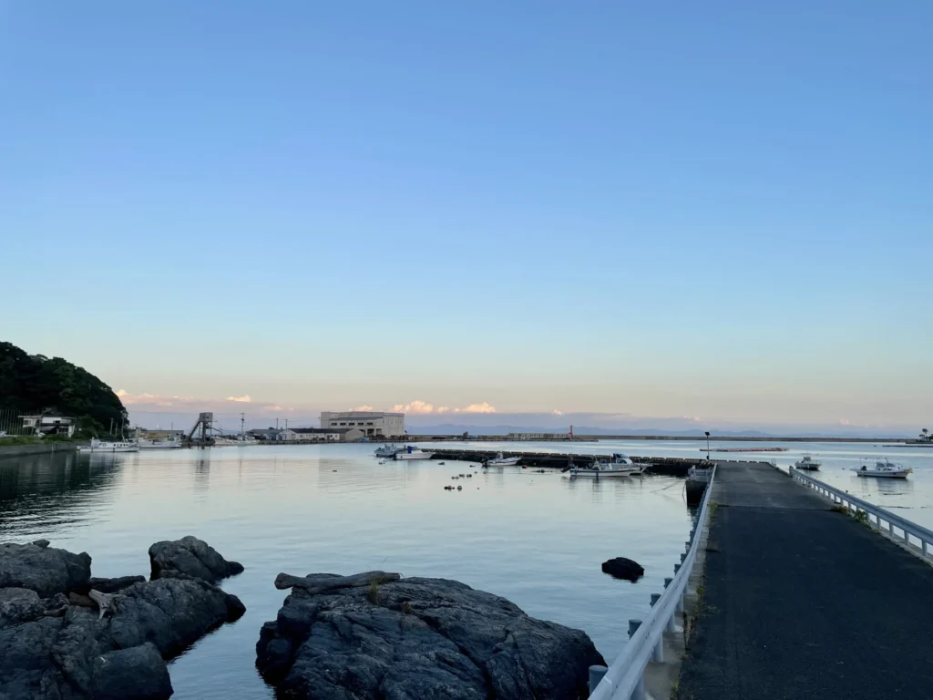 長崎市野母崎町の漁協夏の夕暮れ