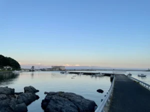 長崎市野母崎町の漁協夏の夕暮れ
