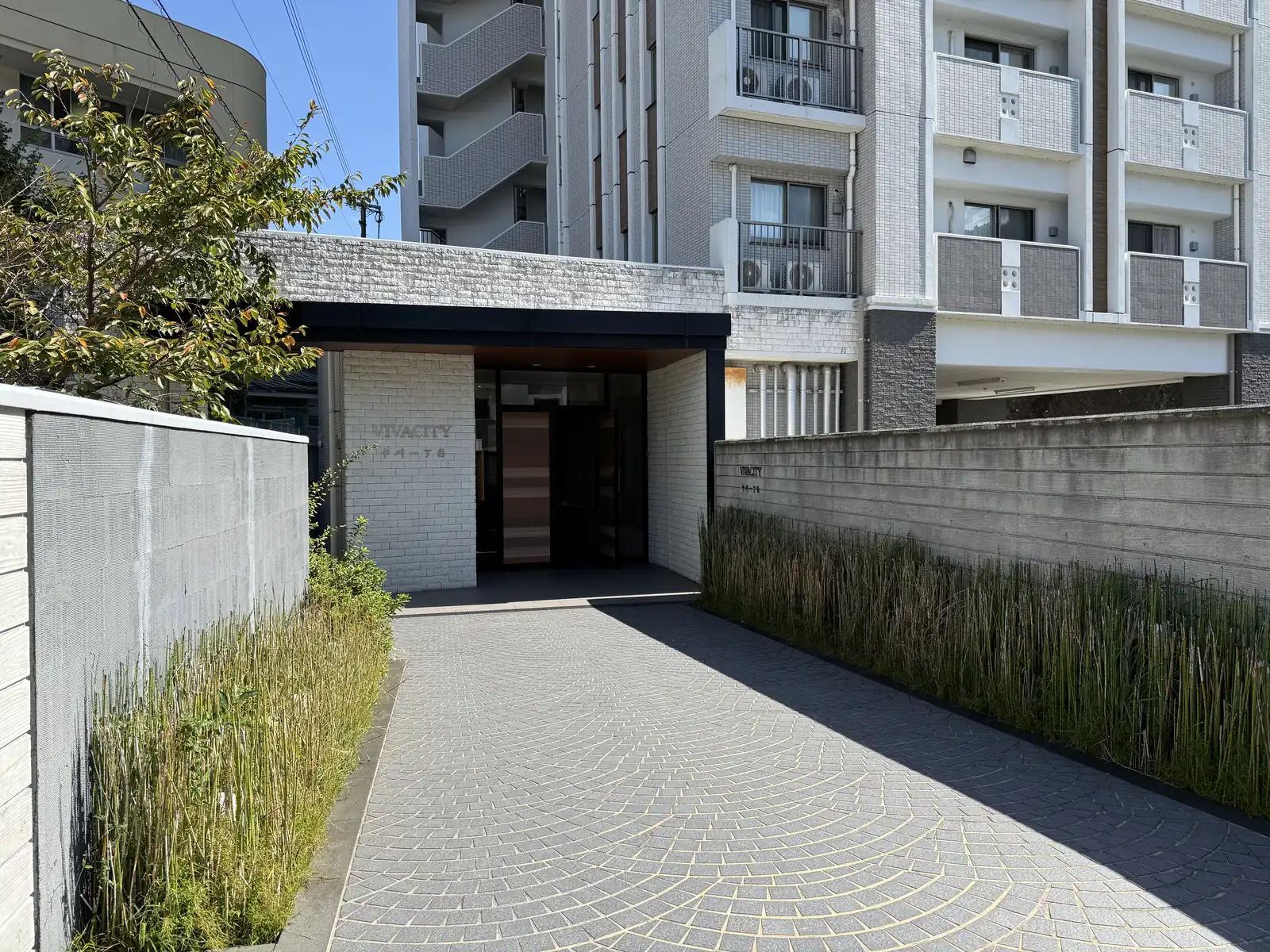 長崎市ビバシティ中川1丁目のエントランス