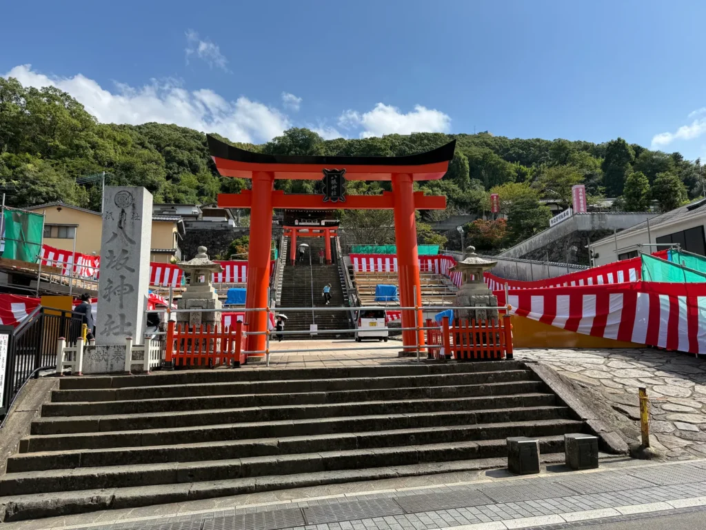 長崎市の石段のある風景(八坂神社の鳥居と石段)